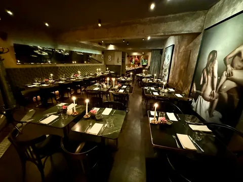 Back restaurant, looking from the Garden Room towards the middle